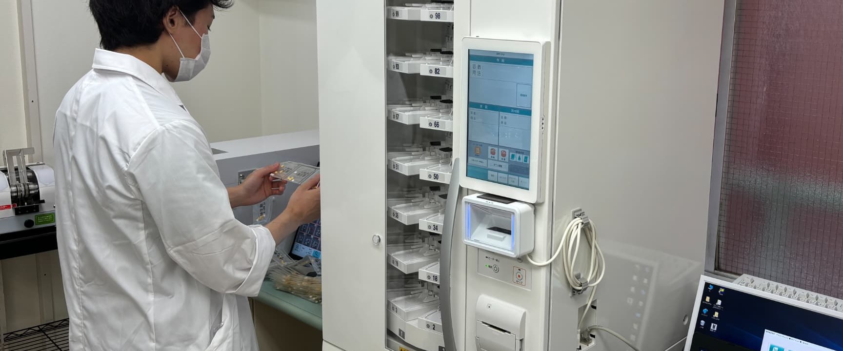 最新鋭調剤ロボット画像